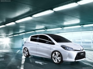 Toyota Yaris HSD Concept: Aunque Toyota no entrega más datos de la ficha técnica del carro híbrido Yaris HSD Concept suponemos que su mecánica no estará mucho de sus hermano híbrido y podría llevar un propulsor de gasolina VVT-i 1.8 de cuatro cilindros con 98CV asociado a un propulsor eléctrico, gestionados ambos por el cambio e-CVT. Lo que si está confirmado es que su batería será de Níquel-MetalHidruro. Toyota Yaris HSD Concept: Aunque Toyota no entrega más datos de la ficha técnica del carro híbrido Yaris HSD Concept suponemos que su mecánica no estará mucho de sus hermano híbrido y podría llevar un propulsor de gasolina VVT-i 1.8 de cuatro cilindros con 98CV asociado a un propulsor eléctrico, gestionados ambos por el cambio e-CVT. Lo que si está confirmado es que su batería será de Níquel-MetalHidruro.