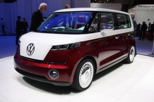Volkswagen Bulli Concept: Tendrá un motor eléctrico que genera 115CV (85Kw) y un par máximo de 270Nm, que le permite alcanzar los 100 kilómetros por hora en 11.5 segundos y alcanzar una velocidad máxima de 140kms/h. Este motor se alimenta a través de una batería de litio-ión con una capacidad máxima de 40 kWh, que proporciona hasta 300kms de autonomía con sólo una carga. Volkswagen Bulli Concept: Tendrá un motor eléctrico que genera 115CV (85Kw) y un par máximo de 270Nm, que le permite alcanzar los 100 kilómetros por hora en 11.5 segundos y alcanzar una velocidad máxima de 140kms/h. Este motor se alimenta a través de una batería de litio-ión con una capacidad máxima de 40 kWh, que proporciona hasta 300kms de autonomía con sólo una carga.