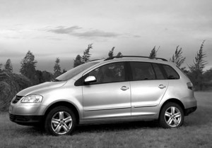 Volkswagen SpaceFox 2011: Tiene un motor de cuatro cilindros y 1.6 litros que genera 101CV a 5.750rpm y 140Nm a 3.250rpm, asociado únicamente a una transmisión manual de cinco velocidades. Tiene una velocidad máxima de 111.5mph (179 kms/h) y una aceleración de (0 a 100kms) en 11.5 segundos.