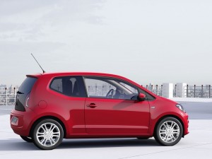 Volkswagen Up!: Será ofrecido, inicialmente, con dos opciones de motor de 1.0 litros: uno de 60CV y otro con 75CV. Ambos se asocian a una transmisión manual ó automática de cinco velocidades y a una tracción delantera.