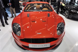 Aston Martin DBS Carbon Edition: Contará con el mismo motor  6.0 litros V12 que genera 517CV, y el cambio automático Touchtronic II, que logran una velocidad máxima de 183.5mph (295kms/h) y una aceleración de 0 a 60millas 80 a 100kms) en solo 4.3 segundos.