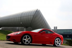 Ferrari California 2011: El interior del Ferrari California se puede elegir con dos configuraciones: Una con unos pequeños asientos traseros y fijaciones «Isofix» para sillas infantiles y otra en la que este espacio se reserva exclusivamente al transporte de equipaje y se reemplazan los cinturones de seguridad por unas cinchas para sujetar bolsas de viaje.