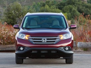 Honda CR-V 2012: Su motor es de cuatro cilindros de 2.4 litros i-VTEC, el cual genera 185CV (5+) y 221Nm de torque, el cual se asocia únicamente a una transmisión automática de cinco velocidades. Según la compañía japonesa el mayor esfuerzo del CR-V 2012  está enfocado en aumentar la eficiencia. Esto lo demuestra con su sistema Eco Assist  el cual indica al conductor cuando el carro se conduce con estilo eficiente mediante pistas visuales “verdes” alrededor del velocímetro, y con la modalidad ECON, la cual altera las características de operación del carro para apoyar a un estilo de conducción eficiente. El rendimiento de combustible estimado por la EPA está clasificado en 23mpg (37kmpg) en ciudad y 31mpg (49.9kmpg) en carretera.