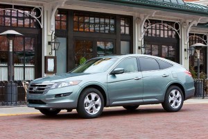 Honda Crosstour 2012: Mide 4999mm de largo, 1898mm de ancho sin espejos, 1670mm de alto y tiene una distancia entre ejes de 2797mm. Su tanque de combustible tiene una capacidad de 70 litros. Honda Crosstour 2012: Mide 4999mm de largo, 1898mm de ancho sin espejos, 1670mm de alto y tiene una distancia entre ejes de 2797mm. Su tanque de combustible tiene una capacidad de 70 litros.