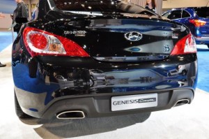 Hyundai Genesis Coupe R-Spec 2012: Entre su equipamiento de serie para la seguridad incluye frenos antibloqueo (ABS), control de estabilidad electrónica, asistente de frenado, sistema de alarma de abandono de carril, cámara de visión trasera, sensores de impacto en la parte frontal y trasera y ocho airbags. Incluye además llantas de 19 pulgadas, suspensión deportiva, frenos Brembo de grandes dimensiones y barras estabilizadoras de mayor diámetro. Además, el equipamiento se complementa con un diferencial Torsen de deslizamiento limitado exclusivo para el trabajo en conjunto con la tracción trasera. Hyundai Genesis Coupe R-Spec 2012: Entre su equipamiento de serie para la seguridad incluye frenos antibloqueo (ABS), control de estabilidad electrónica, asistente de frenado, sistema de alarma de abandono de carril, cámara de visión trasera, sensores de impacto en la parte frontal y trasera y ocho airbags. Incluye además llantas de 19 pulgadas, suspensión deportiva, frenos Brembo de grandes dimensiones y barras estabilizadoras de mayor diámetro. Además, el equipamiento se complementa con un diferencial Torsen de deslizamiento limitado exclusivo para el trabajo en conjunto con la tracción trasera.