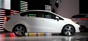 Kia Rio 5 Sedán 2012: Se ofrece, para EEUU, con un motor GDI de cuatro cilindros y 1.6 litros que genera 138CV, que irá acoplado a una transmisión manual o automática, ambas de seis cambios. Su consumo es de 30mpg en ciudad y 40mpg en carretera. Este motor también es utilizado por el Hyundai Veloster. Kia Rio 5 Sedán 2012: Se ofrece, para EEUU, con un motor GDI de cuatro cilindros y 1.6 litros que genera 138CV, que irá acoplado a una transmisión manual o automática, ambas de seis cambios. Su consumo es de 30mpg en ciudad y 40mpg en carretera. Este motor también es utilizado por el Hyundai Veloster.