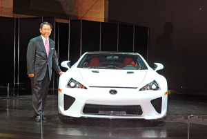 Lexus LFA 2011: Tiene un motor V10 atmosférico 4.8 litros que genera 560CV y un torque de 480Nm. Tiene una transmisión manual robotizada, con la posibilidad de cambio manual a través de levas en el volante. Su tracción es trasera. Desarrolla una velocidad máxima de 202mph (325 km/h) y una aceleración de 0 a 60 (0 a 100kms) en apenas 3.7 segundos. Lexus LFA 2011: Tiene un motor V10 atmosférico 4.8 litros que genera 560CV y un torque de 480Nm. Tiene una transmisión manual robotizada, con la posibilidad de cambio manual a través de levas en el volante. Su tracción es trasera. Desarrolla una velocidad máxima de 202mph (325 km/h) y una aceleración de 0 a 60 (0 a 100kms) en apenas 3.7 segundos.