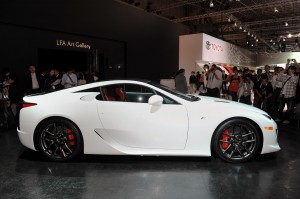 Lexus LFA 2011: Mide 4505mm de largo, 1895mm de ancho, 1220mm de alto y tiene una distancia entre ejes de 2605mm. Lexus LFA 2011: Mide 4505mm de largo, 1895mm de ancho, 1220mm de alto y tiene una distancia entre ejes de 2605mm.