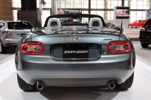 Mazda MX-5 Miata Special Edition: Contará con únicamente dos colores (negro y gris) y rines de 17 pulgadas con terminación en aluminio brillante. En su interior contará con insertos cromados, y partes de aluminio. Como elementos de comodidad ofrece Bluetooth, radio satelital, luces de Xenón, control de tracción y estabilidad. Su precio será de 30.925 dólares para la versión manual y 31.525 dólares para la automática. Mazda MX-5 Miata Special Edition: Contará con únicamente dos colores (negro y gris) y rines de 17 pulgadas con terminación en aluminio brillante. En su interior contará con insertos cromados, y partes de aluminio. Como elementos de comodidad ofrece Bluetooth, radio satelital, luces de Xenón, control de tracción y estabilidad. Su precio será de 30.925 dólares para la versión manual y 31.525 dólares para la automática.