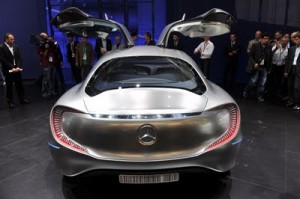Mercedes-Benz F-125 Concept: Necesita de hidrógeno como combustible para dar vida a las baterías que ponen en movimiento a los cuatro propulsores eléctricos, uno en cada rueda, que en conjunto generan 231 caballos de fuerza. Con esto logra acelerar de 0 a 100kms en tan sólo 4.9 segundos y alcanzar una velocidad máxima de 220 kilómetros por hora. Para esto sólo necesita 0,79 kg de hidrógeno por cada 100 kilómetros de recorrido, un equivalente a poco más de 2.5 litros de diesel. Mercedes-Benz F-125 Concept: Necesita de hidrógeno como combustible para dar vida a las baterías que ponen en movimiento a los cuatro propulsores eléctricos, uno en cada rueda, que en conjunto generan 231 caballos de fuerza. Con esto logra acelerar de 0 a 100kms en tan sólo 4.9 segundos y alcanzar una velocidad máxima de 220 kilómetros por hora. Para esto sólo necesita 0,79 kg de hidrógeno por cada 100 kilómetros de recorrido, un equivalente a poco más de 2.5 litros de diesel.