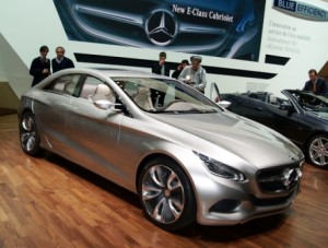 El motor que equipa el Mercedes Benz F800Style Concept se compone de un híbrido, que lo conforma un V6 que genera 300 caballos de fuerza, y un motor eléctrico, que sólo logra una potencia de 109CV, en recorridos de hasta 19millas (30km) ó en modo combinado, con el cual logra un consumó de 2.9 litros/100 km. Según Mercedes Benz este carro tendrá una aceleración de 0 a 60millas (0 a 100kms) en 4.7 segundos y su velocidad máxima será de 155mph (250kms/h), pero de modo eléctrico llega a las 74.5mph (120kms/h). El motor que equipa el Mercedes Benz F800Style Concept se compone de un híbrido, que lo conforma un V6 que genera 300 caballos de fuerza, y un motor eléctrico, que sólo logra una potencia de 109CV, en recorridos de hasta 19millas (30km) ó en modo combinado, con el cual logra un consumó de 2.9 litros/100 km. Según Mercedes Benz este carro tendrá una aceleración de 0 a 60millas (0 a 100kms) en 4.7 segundos y su velocidad máxima será de 155mph (250kms/h), pero de modo eléctrico llega a las 74.5mph (120kms/h).