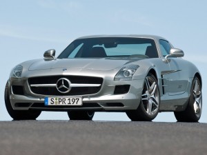 Mercedes Benz SLS AMG 2011: Tiene un motor  6.3 litros V8 que genera 571CV a 6.800rpm y un torque de 479lb-pie a 4.750rpm, que se asocia a una transmisión manual de siete velocidades. Tiene un consumo de 14mpg en ciudad y 20mpg en carretera (32.2kmpg). Tiene una velocidad máxima de 197mph y una aceleración de 0 a 60millas (0 a 100kms) en 3.8 segundos.