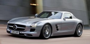 Mercedes Benz SLS AMG 2011: Tiene un motor  6.3 litros V8 que genera 571CV a 6.800rpm y un torque de 479lb-pie a 4.750rpm, que se asocia a una transmisión manual de siete velocidades. Tiene un consumo de 14mpg en ciudad y 20mpg en carretera (32.2kmpg). Tiene una velocidad máxima de 197mph y una aceleración de 0 a 60millas (0 a 100kms) en 3.8 segundos.