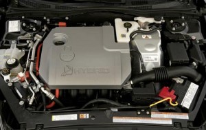Mercury Milan Hybrid 2011: Cuenta con un sistema híbrido que combina un motor a gasolina 2.5 litros de 156 caballos de fuerza, con un motor eléctrico que entrega otros 35 caballos; en conjunto desarrollan 191CV y 136 libras de torque que se envían a las ruedas delanteras vía una transmisión CVT. Si se acelera con suavidad, el motor eléctrico puede funcionar solo hasta 47mph (75 km/h), por lo que las emisiones contaminantes son cero. Se alimenta de una batería de iones de litio de 275V ubicada en la parte posterior. El Milan Hybrid tiene un consumo de 41mpg (66kmpg) y 36mpg (58kmpg). Mercury Milan Hybrid 2011: Cuenta con un sistema híbrido que combina un motor a gasolina 2.5 litros de 156 caballos de fuerza, con un motor eléctrico que entrega otros 35 caballos; en conjunto desarrollan 191CV y 136 libras de torque que se envían a las ruedas delanteras vía una transmisión CVT. Si se acelera con suavidad, el motor eléctrico puede funcionar solo hasta 47mph (75 km/h), por lo que las emisiones contaminantes son cero. Se alimenta de una batería de iones de litio de 275V ubicada en la parte posterior. El Milan Hybrid tiene un consumo de 41mpg (66kmpg) y 36mpg (58kmpg).