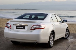 Toyota Camry Hybrid 2012: Tiene un motor de ciclo Atkinson (que a diferencia del motor Otto favorece al menor consumo y emisiones) con 2.5 litros asociado al sistema Hybrid Synergy Drive, cuyo conjunto genera 200CV. Este sistema de propulsión se asocia a una transmisión automática continua variable CVT. Las baterías son de níquel, van situadas en el maletero y permiten circular en modo completamente eléctrico hasta 26 km. El Camry híbrido LE tiene un consumo de 43mpg ciudad y 39mpg en carretera. La versión XLE consume 40mpg en ciudad y 38mpg en carretera. Toyota Camry Hybrid 2012: Tiene un motor de ciclo Atkinson (que a diferencia del motor Otto favorece al menor consumo y emisiones) con 2.5 litros asociado al sistema Hybrid Synergy Drive, cuyo conjunto genera 200CV. Este sistema de propulsión se asocia a una transmisión automática continua variable CVT. Las baterías son de níquel, van situadas en el maletero y permiten circular en modo completamente eléctrico hasta 26 km. El Camry híbrido LE tiene un consumo de 43mpg ciudad y 39mpg en carretera. La versión XLE consume 40mpg en ciudad y 38mpg en carretera.