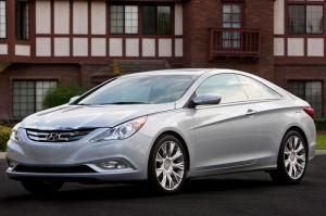 El Hyundai Sonata 2012 cuenta con 4 opciones de motor: un 2.4LTS de 198CV, un 2.4LTS de 190CV, un 2.4LTS de 200CV y un 2.0LTS que entrega 274CV. A esto se le suma la variante Sonata Hybrid. El Hyundai Sonata 2012 cuenta con 4 opciones de motor: un 2.4LTS de 198CV, un 2.4LTS de 190CV, un 2.4LTS de 200CV y un 2.0LTS que entrega 274CV. A esto se le suma la variante Sonata Hybrid.