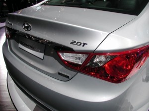 El Hyundai Sonata 2012 cuenta con 4 opciones de motor: un 2.4LTS de 198CV, un 2.4LTS de 190CV, un 2.4LTS de 200CV y un 2.0LTS que entrega 274CV. A esto se le suma la variante Sonata Hybrid. El Hyundai Sonata 2012 cuenta con 4 opciones de motor: un 2.4LTS de 198CV, un 2.4LTS de 190CV, un 2.4LTS de 200CV y un 2.0LTS que entrega 274CV. A esto se le suma la variante Sonata Hybrid.