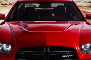 El Dodge Charger R/T 2012 se ofrece con un poderoso motor HEMI V8 de 6.4 litros que genera 470CV a 6.000rpm y 470lb-pie de torsión a4.300rpm. Su transmisión es automática/secuencial de 5 velocidades, la cual puede ser operada a través de paletas metálicas ubicadas detrás del volante. Este motor ofrece novedosas funciones para la economía de combustible tales como un moderno sistema de desactivación selectiva de cilindros que permite pasar de ocho cilindros a cuatro. Según datos de la EPA, el Dodge Charger SRT8 2012 puede alcanzar 13mpg (20.9kmpg) en ciudad y 19mpg (30.6kmpg) en carretera. El Dodge Charger R/T 2012 se ofrece con un poderoso motor HEMI V8 de 6.4 litros que genera 470CV a 6.000rpm y 470lb-pie de torsión a4.300rpm. Su transmisión es automática/secuencial de 5 velocidades, la cual puede ser operada a través de paletas metálicas ubicadas detrás del volante. Este motor ofrece novedosas funciones para la economía de combustible tales como un moderno sistema de desactivación selectiva de cilindros que permite pasar de ocho cilindros a cuatro. Según datos de la EPA, el Dodge Charger SRT8 2012 puede alcanzar 13mpg (20.9kmpg) en ciudad y 19mpg (30.6kmpg) en carretera.