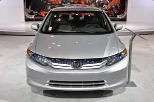 Honda Civic Hybrid 2012: Ahora cuenta con un más eficiente motor de 1.5 litros SOHC i-VTEC, que genera 83CV asociado a un motor eléctrico de 27CV, cuyo conjunto otorga 110 caballos de fuerza a 5.500 rpm y un torque de 172Nm entre las 1.000 y 3.500rpm, diferenciándose además del Civic Hybrid 2010 por la incorporación de baterías de Iones de litio (Li-Ion) en vez de utilizar baterías de níquel-metal. El Civic Hybrid 2012 continúa ofreciéndose únicamente con una transmisión automática del tipo continua variable CVT. Su consumo es de 44mpg (70.8kmpg) tanto en ciudad como en carretera.