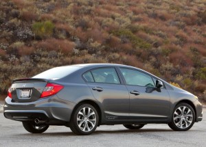 Honda Civic Si Sedán 2012: Tanto para la versión Coupe como la versión Sedán, tiene un motor de cuatro cilindros y 2.4 litros 16 válvulas, DOHC i-VTEC, que genera 202CV  a 7.000 rpm y un torque de 172lb-pie a 4.400 rpm, asociado únicamente a una transmisión manual de seis velocidades. En comparación al Honda Civic SI 2011, ahora ofrece una potencia máxima muy similar (5 caballos más) aunque a menos revoluciones por minuto. Su torque ha aumentado, mejorando su conducción y entrega de potencia a bajas revoluciones por minuto. Su consumo es de 22mpg (35.4kmpg) en ciudad y 31mpg (49kmpg) en carretera. Este motor también es usado por el Acura TSX.