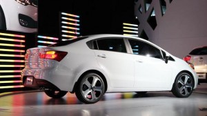 Kia Rio4 2012: Se ofrece con una motorización de 1.4 litros que genera 106CV a 6.300rpm, que está acoplado a una transmisión manual de 6 velocidades o automática de 6. Muy pronto se ofrecerá un motor 1.2 litros de 86CV, el mismo que monta el Kia Rio5. Tiene suspensión delantera Mc Pherson con barra estabilizadora y trasera barra de torsión. Kia Rio4 2012: Se ofrece con una motorización de 1.4 litros que genera 106CV a 6.300rpm, que está acoplado a una transmisión manual de 6 velocidades o automática de 6. Muy pronto se ofrecerá un motor 1.2 litros de 86CV, el mismo que monta el Kia Rio5. Tiene suspensión delantera Mc Pherson con barra estabilizadora y trasera barra de torsión.