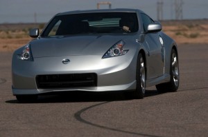 Nissan 370Z NISMO: Cuenta con un bloque V6 de 3.7 litros que eleva su potencia desde los 332CV originales hasta los 350CV y los 374 Nm de par máximo, aparentemente con pocos cambios más allá de una reprogramación de la centralita. Su única transmisión es manual de seis velocidades equipado con el sistema Synchro Rev Control que adecúa las revoluciones del motor al realizar un cambio de marcha a la baja. Su consumo es de 18mpg en ciudad y 26mpg en carretera. Nissan 370Z NISMO: Cuenta con un bloque V6 de 3.7 litros que eleva su potencia desde los 332CV originales hasta los 350CV y los 374 Nm de par máximo, aparentemente con pocos cambios más allá de una reprogramación de la centralita. Su única transmisión es manual de seis velocidades equipado con el sistema Synchro Rev Control que adecúa las revoluciones del motor al realizar un cambio de marcha a la baja. Su consumo es de 18mpg en ciudad y 26mpg en carretera.