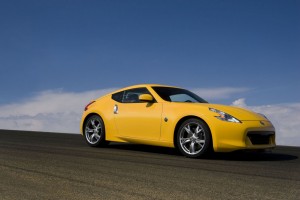 Nissan 370Z modelo 2012: Se ofrece con un motor 3.7 litros V6, doble eje de levas por culata DOHC, 24 válvulas de apertura variable VVEL, que genera 332CV a 7.000rpm y un torque de 365Nm a 5.200rpm, acoplado a una transmisión automática secuencial de siete velocidades con levas, paletas o “paddle shifters” detrás del volante. Opcionalmente se puede solicitar una transmisión manual de seis velocidades. Su consumo es de 18mpg (29kmpg) en ciudad y 26mpg (41.8kmpg) en carretera. Las prestaciones son excelentes, ya que acelera de 0 a 100 km/h en 5,4 segundos, y la velocidad máxima ha sido limitada electrónicamente a 250 km/h. Nissan 370Z modelo 2012: Se ofrece con un motor 3.7 litros V6, doble eje de levas por culata DOHC, 24 válvulas de apertura variable VVEL, que genera 332CV a 7.000rpm y un torque de 365Nm a 5.200rpm, acoplado a una transmisión automática secuencial de siete velocidades con levas, paletas o “paddle shifters” detrás del volante. Opcionalmente se puede solicitar una transmisión manual de seis velocidades. Su consumo es de 18mpg (29kmpg) en ciudad y 26mpg (41.8kmpg) en carretera. Las prestaciones son excelentes, ya que acelera de 0 a 100 km/h en 5,4 segundos, y la velocidad máxima ha sido limitada electrónicamente a 250 km/h.