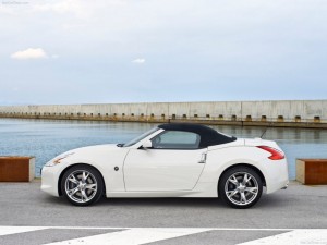 Nissan 370Z modelo 2012: Entre su equipamiento de serie incluye climatizador, alza vidrios eléctricos, cierre central de puertas, dirección asistida, tapiz de cuero, radio MP3 Bluetooth, espejos exteriores eléctricos y control de velocidad crucero. Tanto la versión Coupe como la Roadster cuentan con un nuevo enfriador de aceite como equipamiento estándar. Nissan 370Z modelo 2012: Entre su equipamiento de serie incluye climatizador, alza vidrios eléctricos, cierre central de puertas, dirección asistida, tapiz de cuero, radio MP3 Bluetooth, espejos exteriores eléctricos y control de velocidad crucero. Tanto la versión Coupe como la Roadster cuentan con un nuevo enfriador de aceite como equipamiento estándar.