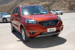 Renault Koleos 2012: Tiene un motor de gasolina de 2.5 litros que genera 170CV a 6.000rpm y un torque de 226Nm a 4.400rpm, que está acoplado a una transmisión manual de seis velocidades o automática continua variable CVT y a sistemas de tracción simple o integral. Su velocidad máxima es de 115mph (185km/h) y su aceleración de 0 a 60millas (0 a 100kms) es en 10.3 segundos. Presenta un consumo de 12 litros/60millas en ciudad y 8 litros/60millas en carretera. Como todos los modelos de Renault, su motor recibió algunos ajustes para reducir las emisiones de CO2, cuidando el medio ambiente, así como también un bajo consumo. En junio 2012 se sumará un motor 2.0 turbodiésel de 150CV. Renault Koleos 2012: Tiene un motor de gasolina de 2.5 litros que genera 170CV a 6.000rpm y un torque de 226Nm a 4.400rpm, que está acoplado a una transmisión manual de seis velocidades o automática continua variable CVT y a sistemas de tracción simple o integral. Su velocidad máxima es de 115mph (185km/h) y su aceleración de 0 a 60millas (0 a 100kms) es en 10.3 segundos. Presenta un consumo de 12 litros/60millas en ciudad y 8 litros/60millas en carretera. Como todos los modelos de Renault, su motor recibió algunos ajustes para reducir las emisiones de CO2, cuidando el medio ambiente, así como también un bajo consumo. En junio 2012 se sumará un motor 2.0 turbodiésel de 150CV.