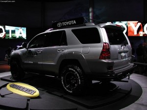 Toyota 4Runner 2012: Tiene un motor 4.0 litros V6 doble eje de levas por culata DOHC, 24 válvulas de apertura variable VVT-i que genera 270CV a 5.600rpm y un torque de 278lb-pie a 4.400rpm, asociado únicamente a una transmisión automática de cinco velocidades. El sistema de tracción puede ser simple 2WD o integral 4WD Full Time con caja reductora o transferencia. Su consumo es de 17mpg (27.4kmpg) en ciudad y 23mpg (37kmpg) en carretera. Toyota 4Runner 2012: Tiene un motor 4.0 litros V6 doble eje de levas por culata DOHC, 24 válvulas de apertura variable VVT-i que genera 270CV a 5.600rpm y un torque de 278lb-pie a 4.400rpm, asociado únicamente a una transmisión automática de cinco velocidades. El sistema de tracción puede ser simple 2WD o integral 4WD Full Time con caja reductora o transferencia. Su consumo es de 17mpg (27.4kmpg) en ciudad y 23mpg (37kmpg) en carretera.