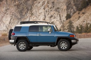Toyota FJ Cruiser 2012: En Estados Unidos se comercializa en tres versiones: dos con cambio automático de 5 velocidades y tracción trasera o tracción total y un tercero con cambio manual de seis velocidades y tracción total permanente. Todos ellos comparten el mismo motor de 4.0 litros V6 doble eje de levas por culata DOHC, 24 válvulas de apertura variable VVT-i que genera 260CV a 5.600rpm y un torque de 271lb-pie a 4.400rpm. Su consumo es de 17mpg (27.4kmpg) en ciudad y 20mpg (32.2kmpg) en carretera Toyota FJ Cruiser 2012: En Estados Unidos se comercializa en tres versiones: dos con cambio automático de 5 velocidades y tracción trasera o tracción total y un tercero con cambio manual de seis velocidades y tracción total permanente. Todos ellos comparten el mismo motor de 4.0 litros V6 doble eje de levas por culata DOHC, 24 válvulas de apertura variable VVT-i que genera 260CV a 5.600rpm y un torque de 271lb-pie a 4.400rpm. Su consumo es de 17mpg (27.4kmpg) en ciudad y 20mpg (32.2kmpg) en carretera