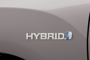 Toyota Highlander Hybrid 2012: Tiene un motor 3.5 litros asociado al sistema Hybrid Synergy Drive, cuyo conjunto desarrolla 280CV. Este sistema de propulsión se asocia a una transmisión automática continua variable CVT. Tanto en ciudad como en carretera tiene un consumo de 28mpg (45kmpg) en carretera. La activación de un interruptor de modo EV situado en la consola central permite al conductor operar estrictamente en el modo eléctrico en determinadas condiciones, para una distancia limitada a bajas velocidades.