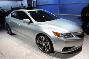 El Acura ILX Concept ofrecerá una oferta de motores que empieza con un 2.0 de inyección directa con cambio automático, un 2.4 de altas prestaciones y cambio manual de seis velocidades y por primera vez en la marca un 1.5 gasolina con un pequeño motor eléctrico, el primer carro híbrido de Acura.