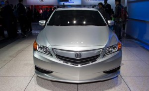 El Acura ILX Concept ofrecerá una oferta de motores que empieza con un 2.0 de inyección directa con cambio automático, un 2.4 de altas prestaciones y cambio manual de seis velocidades y por primera vez en la marca un 1.5 gasolina con un pequeño motor eléctrico, el primer carro híbrido de Acura.