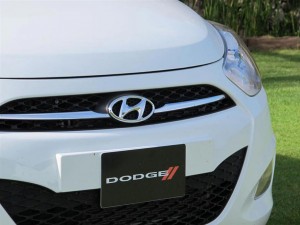 Dodge i10 2012: Entre su equipamiento de serie incluye sensores de reversa, cristales, seguros y espejos eléctricos, quemacocos, estéreo con conexiones auxiliar, USB y Bluetooth, dirección electro-asistida y una pequeña pantalla donde aparece la información de la computadora de viaje, combustible, autonomía e incluso un indicador del momento oportuno en el que se debe hacer el cambio de velocidad. Para la seguridad cuenta con cinturones de seguridad de tres puntos para las cuatro plazas, frenos de disco ventilados de 13 pulgadas en el eje delantero y tambores atrás, además de una estructura de seguridad debajo de la carrocería.