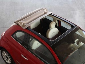 El propulsor del Fiat 500 Cabrio 2012 es un 4 cilindros de 1.4 litros con tecnología MultiAir que genera 101CV  y 98 libras-pie de torque. La transmisión acoplada al propulsor puede ser una manual de 5 velocidades o una automática de seis. Tiene un consumo de combustible de 30mpg (48.3kmpg) en ciudad y 38mpg (61.1kmpg) en autopista para la versión manual, y de 27mph (43.4kmpg) en ciudad y 32mpg (51.5kmpg) en carretera para la automática.