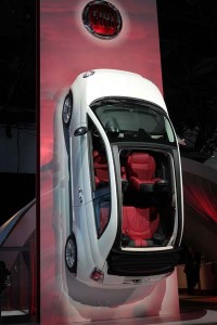 El propulsor del Fiat 500 Cabrio 2012 es un 4 cilindros de 1.4 litros con tecnología MultiAir que genera 101CV  y 98 libras-pie de torque. La transmisión acoplada al propulsor puede ser una manual de 5 velocidades o una automática de seis. Tiene un consumo de combustible de 30mpg (48.3kmpg) en ciudad y 38mpg (61.1kmpg) en autopista para la versión manual, y de 27mph (43.4kmpg) en ciudad y 32mpg (51.5kmpg) en carretera para la automática.