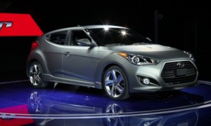 El Hyundai Veloster Turbo cuenta con un motor cuatro cilindros de 1.6 litros turbo, que genera 201CV a 6.000rpm y un torque de 263Nm entre las 1.750 y 4.500rpm. Su transmisión puede ser manual de seis velocidades o automática secuencial (doble embrague) de igual número. Según el fabricante asiático este motor tiene un consumo de 11 kms/litro en ciudad y 16kms/litro en carretera. El Hyundai Veloster Turbo cuenta con un motor cuatro cilindros de 1.6 litros turbo, que genera 201CV a 6.000rpm y un torque de 263Nm entre las 1.750 y 4.500rpm. Su transmisión puede ser manual de seis velocidades o automática secuencial (doble embrague) de igual número. Según el fabricante asiático este motor tiene un consumo de 11 kms/litro en ciudad y 16kms/litro en carretera.