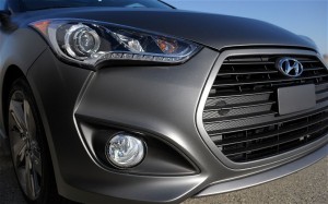 El Hyundai Veloster Turbo cuenta con un motor cuatro cilindros de 1.6 litros turbo, que genera 201CV a 6.000rpm y un torque de 263Nm entre las 1.750 y 4.500rpm. Su transmisión puede ser manual de seis velocidades o automática secuencial (doble embrague) de igual número. Según el fabricante asiático este motor tiene un consumo de 11 kms/litro en ciudad y 16kms/litro en carretera. El Hyundai Veloster Turbo cuenta con un motor cuatro cilindros de 1.6 litros turbo, que genera 201CV a 6.000rpm y un torque de 263Nm entre las 1.750 y 4.500rpm. Su transmisión puede ser manual de seis velocidades o automática secuencial (doble embrague) de igual número. Según el fabricante asiático este motor tiene un consumo de 11 kms/litro en ciudad y 16kms/litro en carretera.