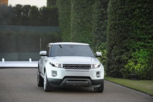 El Land Rover Range Rover Evoque 2012 llega al mercado con un motor 2.0 litros que genera 240CV 6.000rpm y un par máximo de 340Nm disponible entre las 1.900 y las 3.500rpm, que se acopla a una transmisión automática de 6 velocidades.  El nuevo Range Rover Evoque se ofrecerá en versiones de tracción delantera, además de otras variantes con tracción a las cuatro ruedas. Este motor brinda una aceleración de 0 a 60millas (0 a 100kms) en 7.6 segundos y una velocidad máxima de 135mph (217kms/h). Su consumo promedio es de 8.7 litros/60millas.