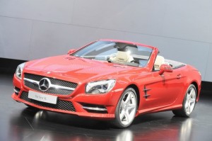 Mercedes Benz SL: El Mercedes Benz SL 2013 llegó en dos versiones, ambas con motor de gasolina, transmisión trasera automática 7G-Tronic Plus (7 velocidades) y sistema de arranque y parada ECO Mercedes Benz SL: El Mercedes Benz SL 2013 llegó en dos versiones, ambas con motor de gasolina, transmisión trasera automática 7G-Tronic Plus (7 velocidades) y sistema de arranque y parada ECO