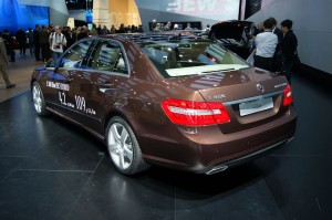 La incorporación de la tecnología híbrida convierte al Mercedes Benz E 300 Blue TEC HYBRID en el carro más eficiente de su categoría. La incorporación de la tecnología híbrida convierte al Mercedes Benz E 300 Blue TEC HYBRID en el carro más eficiente de su categoría.