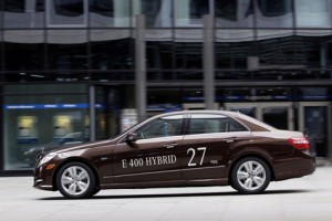 El Mercedes Benz E 400 Hybrid entrega unas prestaciones  unas prestaciones similares a las de un motor V8 pero con unos consumos de un V6: una aceleración de 0 a 60millas (0 a 100kms) en 6.8 segundos y una velocidad máxima limitada de 130.5mph (210kms/h). Concretamente, esta versión de gasolina consigue un consumo combinado de 8.7 litros/60millas, siendo el consumo en ciudad el mayor beneficiado, ya que arroja 9.8 litros/60millas.