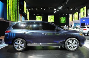 Nissan Pathfinder Concept: A su llegada al mercado tendrá un motor V6 revisado que hará mancuerna con una transmisión continuamente variable, con el fin de que cuente con una buena cifra en lo que respecta a economía de combustible. Estará disponible un sistema de tracción a las cuatro ruedas y prometen torque muy interesante. Nissan Pathfinder Concept: A su llegada al mercado tendrá un motor V6 revisado que hará mancuerna con una transmisión continuamente variable, con el fin de que cuente con una buena cifra en lo que respecta a economía de combustible. Estará disponible un sistema de tracción a las cuatro ruedas y prometen torque muy interesante.