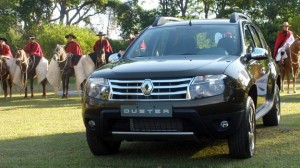Los principales rivales del Renault Duster son el Ford EcoSport, el Citroën C3 AirCross y el Volkswagen CroosFox. Entre su equipamiento tendrá un completo kit eléctrico, barras de techo, llantas de 16”, computador abordo, doble airbag, frenos antibloqueo (ABS) y las versiones más equipadas tendrán sensor de retroceso y asientos de cuero.
