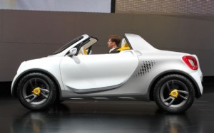 El Smart For-Us es un prototipo de diseño vanguardista pero bastante amigable, emplea colores blanco, amarillo y gris que contrastan perfectamente en su interior.