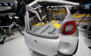 El carro eléctrico Smart For-Us cuenta con un propulsor que genera 75CV y 133Nm de torque. Según Smart el fabricante puede acelerar de 0 a 60millas (0 a 100kms) en un rango de cinco segundos y tiene una velocidad máxima de 81mph (130kms/h). El carro eléctrico Smart For-Us cuenta con un propulsor que genera 75CV y 133Nm de torque. Según Smart el fabricante puede acelerar de 0 a 60millas (0 a 100kms) en un rango de cinco segundos y tiene una velocidad máxima de 81mph (130kms/h).