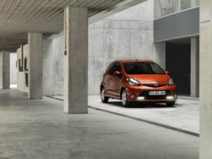 Toyota Aygo 2012: Ahora se ofrece con un motor 1.0 tricilíndrico que genera 68CV y 93Nm de par máximo. Toyota afirma que ha realizado ligeras modificaciones en la suspensión que mejora el comportamiento y la agilidad del pequeño japonés. Toyota Aygo 2012: Ahora se ofrece con un motor 1.0 tricilíndrico que genera 68CV y 93Nm de par máximo. Toyota afirma que ha realizado ligeras modificaciones en la suspensión que mejora el comportamiento y la agilidad del pequeño japonés.