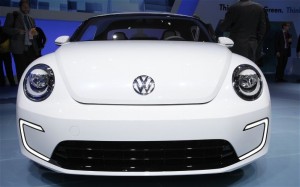El Volkswagen E-Buster Concept cuenta con un motor eléctrico que genera 85 kW, o lo que es lo mismo, 116 CV, y 270 Nm de par máximo. El propulsor se acopla a una batería de ión-litio que pesa 315 kilogramos y está alojada en la parte trasera del carro. La autonomía es de 100millas (unos 160kms) y la recarga se puede llevar a cabo en tomas de 120 ó 240 voltios. La recarga rápida consigue cargar un 80% de la batería en tan solo 30 minutos. El Volkswagen E-Buster Concept cuenta con un motor eléctrico que genera 85 kW, o lo que es lo mismo, 116 CV, y 270 Nm de par máximo. El propulsor se acopla a una batería de ión-litio que pesa 315 kilogramos y está alojada en la parte trasera del carro. La autonomía es de 100millas (unos 160kms) y la recarga se puede llevar a cabo en tomas de 120 ó 240 voltios. La recarga rápida consigue cargar un 80% de la batería en tan solo 30 minutos.