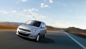 El Hyundai i10 modelo 2012 es ofrecido con dos opciones de motor: un 1.1LTS de 68CV y un 1.2LTS con 79CV. El Hyundai i10 modelo 2012 es ofrecido con dos opciones de motor: un 1.1LTS de 68CV y un 1.2LTS con 79CV.